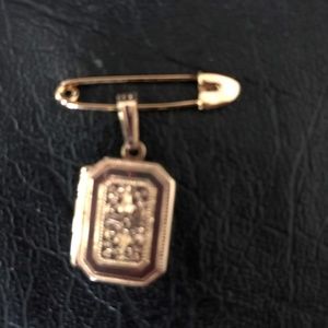 14K YELLOW GOLD LOCKET WITH SCROLL DESIGN